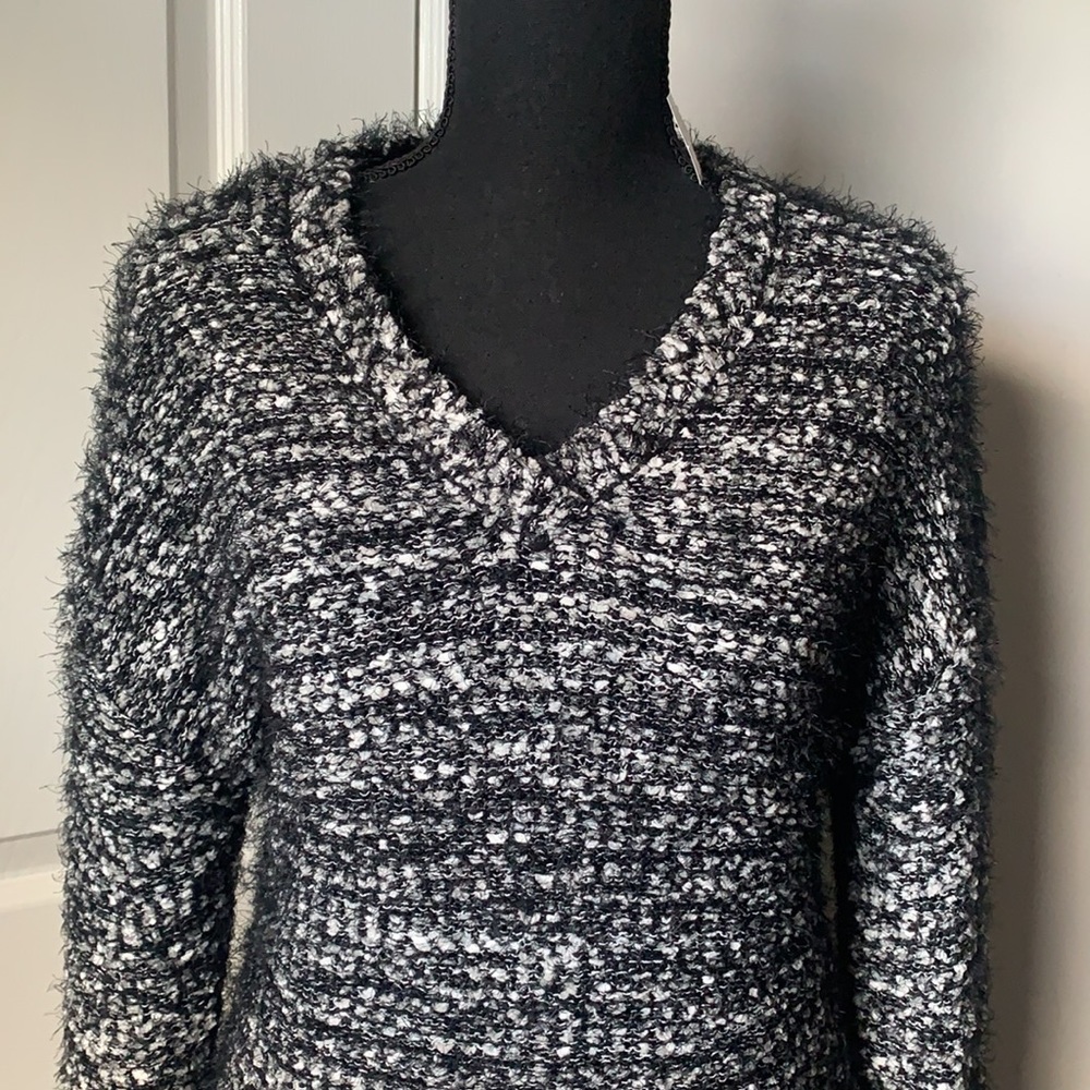 Derek Heart woman’s V neck sweater. Size medium - Picture 2 of 5
